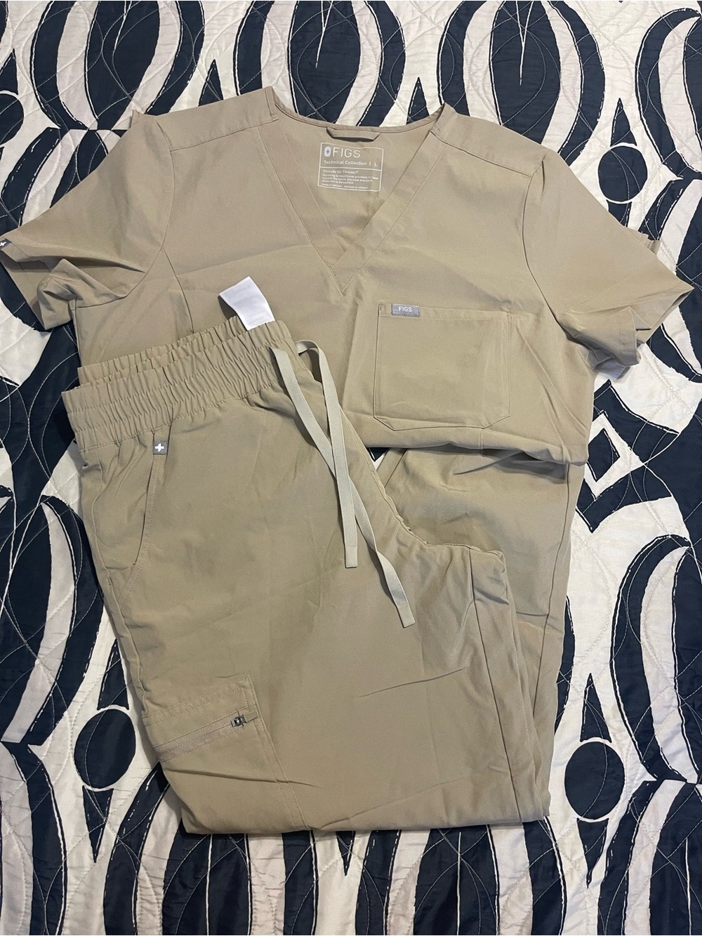 FIGS Light Oak Scrub Set – Casma Top L & Zamora FIONlite Lined Jogger L/P